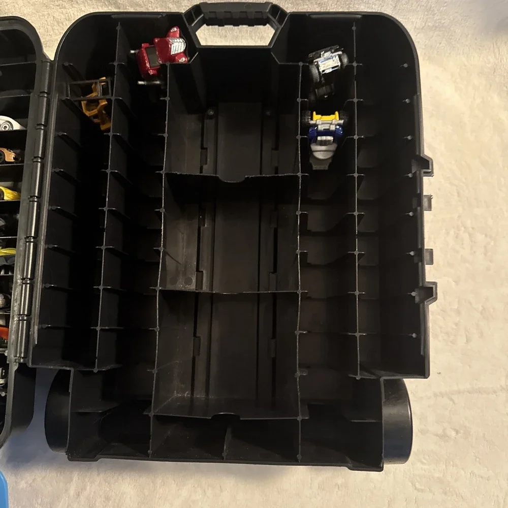 Big HOT WHEELS Lot Rolling 110 Car Carry Case With Mix Of 30 Vehicles